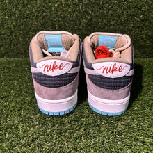 Load image into Gallery viewer, Nike Dunk SB Big Money Savings
