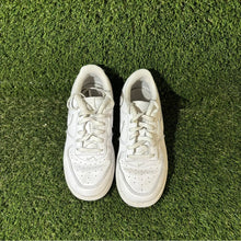Load image into Gallery viewer, Size 1 (PS) - Kids Nike Force 1 LE Low Triple White
